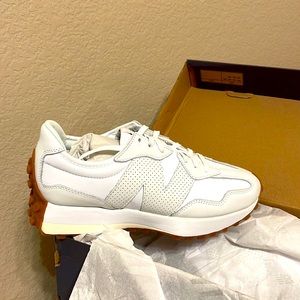 NEW BALANCE
WOMENS 327 SPORT LUXE SNEAKER
70’s heritage style silhouette.